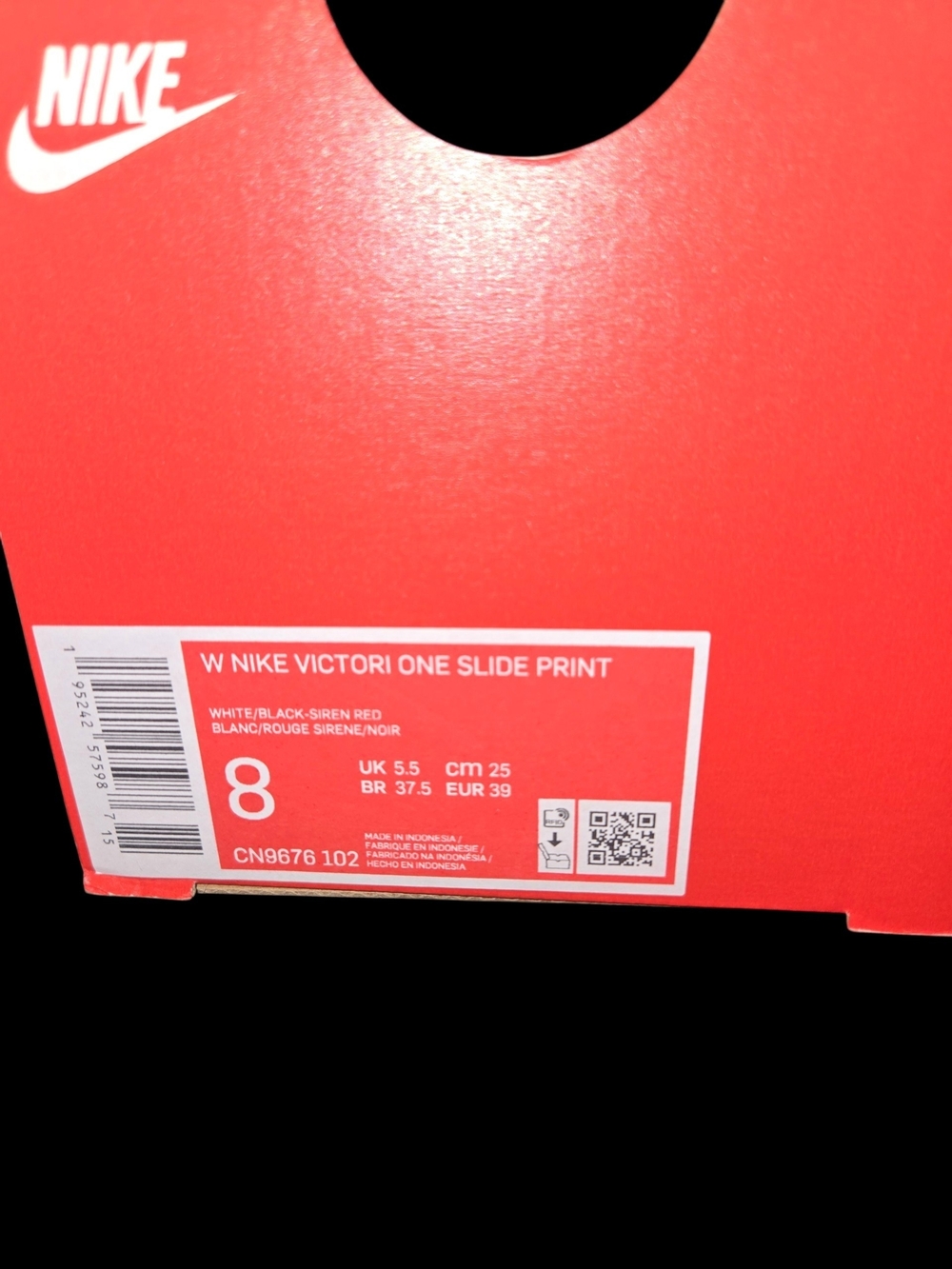 Nike Victori One Slide Print with floral design featuring red flowers. - Picture 3 of 3